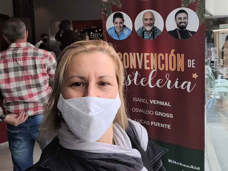 Norma en convención de pastelería